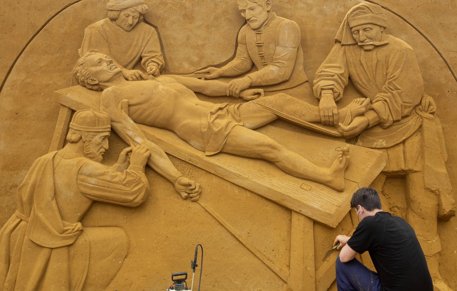 جشنواره مجسمه‌های شنی 2019 - پزشکی در قدیم