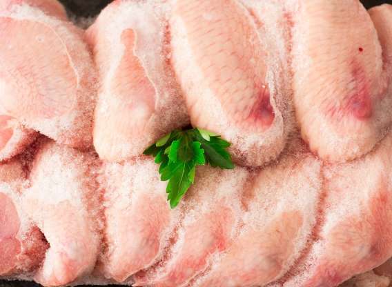 10 دلیل رایج خراب کردن خوراک مرغ - 3. فقط مرغ منجمد می‌خرید