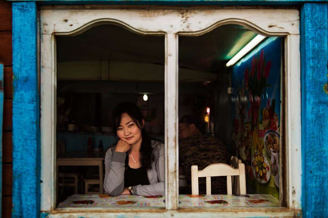 مغولستان زنی در کافه