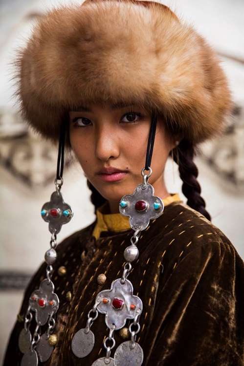 قرقیزستان دختری با پوشش سنتی